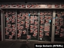 Vrata RTS-a oblepljena nalepnicama, toko protesta "1 od 5 miliona" u Beogradu, 26. oktobra 2019. (Foto: Sonja Gočanin, Radio Slobodna Evropa)