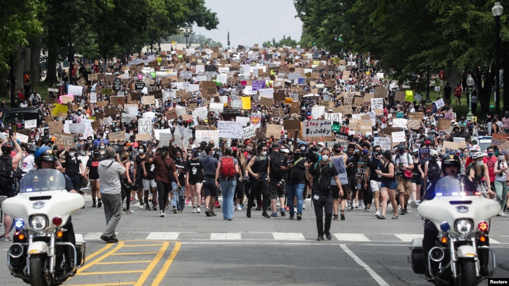 大批民众6日在首都华盛顿美国国会附近游行，抗议警察暴力。