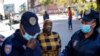 Une femme réagit à la douleur après avoir été aspergée de gaz poivré par les services de police pour ne pas avoir porté de masque de protection, à Johannesburg, le 1er mai 2020.