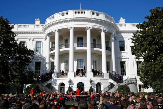 El presidente Donald Trump recibió en la Casa Blacna el lunes, 4 de noviembre, de 2019, al equipo de béisbol de la capital, los Nacionales de Washington, campeones de la Serie Mundial.