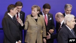 Канцлер Германии Ангела Меркель в окружении других европейских лидеров на саммите в Брюсселе. 30 января 2012г.