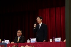 鸿海科技集团董事长刘扬伟2020年11月12日于台湾土城鸿海总部谈话。（美国之音记者李玟仪摄）