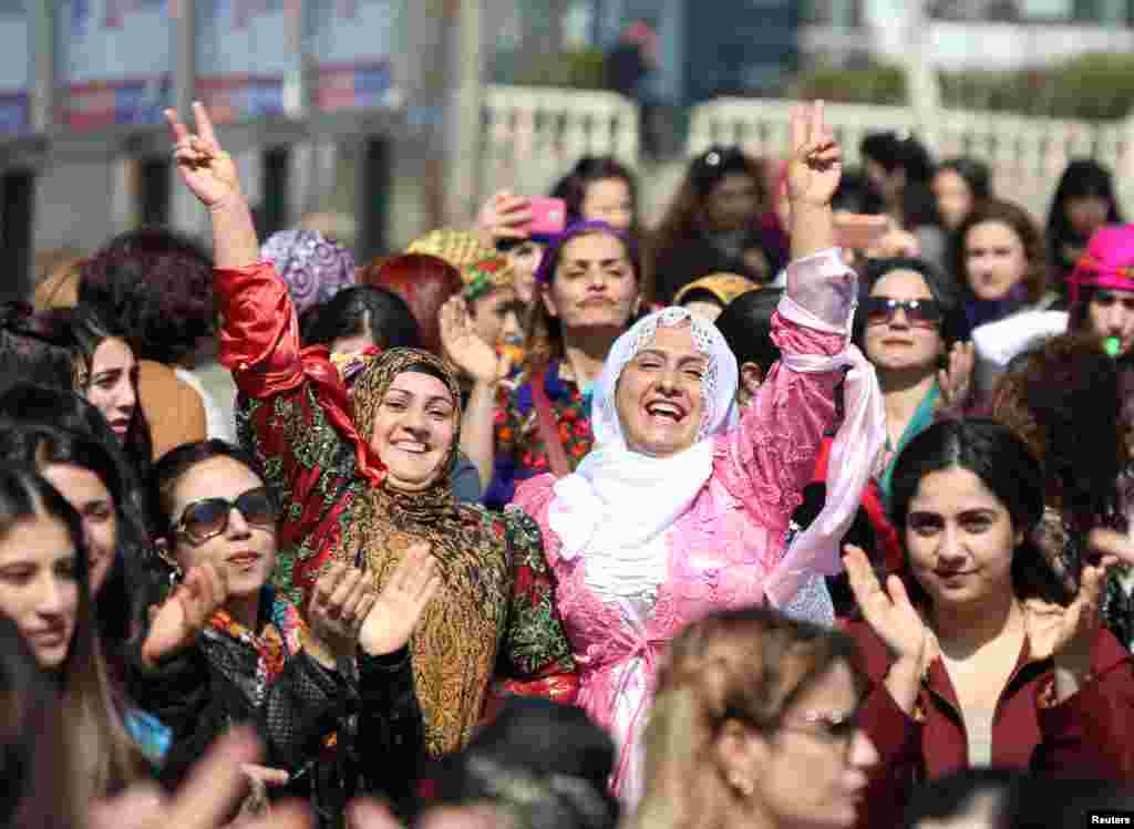 ترکی کے کرد اکثریتی شہر دیار باکیر میں خواتین کے عالمی دن کے موقع پر نکلنے والے ایک جلوس میں شریک خواتین محوِ رقص ہیں۔