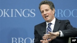 Treasury Secretary Timothy Geithner gestures while speaking at the Brookings Institution's "The Path to Global Recovery" forum, 6 Oct 2010.