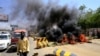 Les manifestants soudanais brûlent des pneus et bloquent la route menant au pont al-Mek Nimir qui passe sur le Nil Bleu. qui relie Khartoum Nord et Khartoum, au Soudan, le 13 mai 2019.
