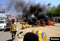 Sudanese protesters burn tires and barricade the road leading to al-Mek Nimir Bridge crossing over Blue Nile; that links Khartoum North and Khartoum, May 13, 2019.