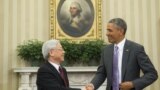 Tổng bí thư Việt Nam Nguyễn Phú Trọng bắt tay Tổng thống Barack Obama tại Nhà Trắng ở Washington trong chuyến thăm Mỹ vào tháng 7 năm 2015. Ông Trọng trở thành nhà lãnh đạo Đảng Cộng sản đầu tiên được đón tiếp tại Phòng Bầu dục.