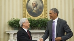 Tổng bí thư Việt Nam Nguyễn Phú Trọng bắt tay Tổng thống Barack Obama tại Nhà Trắng ở Washington trong chuyến thăm Mỹ vào tháng 7 năm 2015. Ông Trọng trở thành nhà lãnh đạo Đảng Cộng sản đầu tiên được đón tiếp tại Phòng Bầu dục.