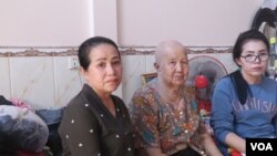 Han Kak, accompanied by her two daughters Deng Vanna and Deng Ne, during an interview with VOA Khmer at Deng Vanna’s house in Preah Sihanoukville province, Cambodia, April 3, 2019. (Sun Narin/VOA Khmer) 