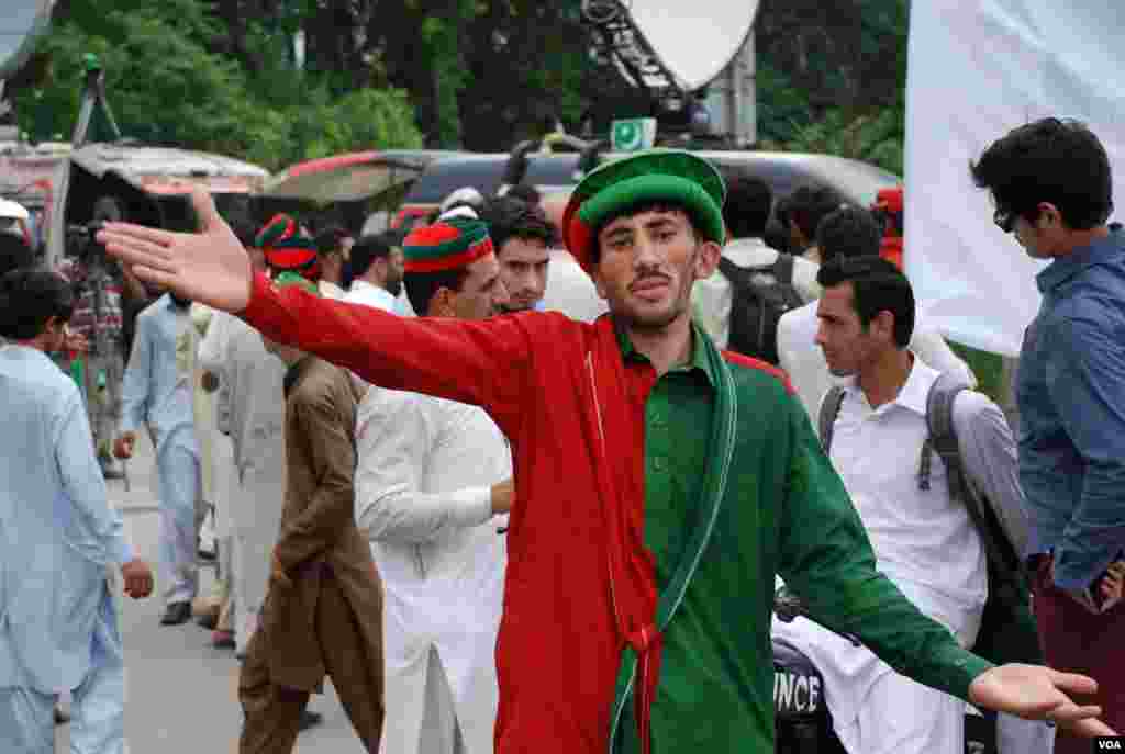 اسلام آباد میں زیرو پوائنٹ پر تحریک انصاف کے کارکن&nbsp; اپنی جماعت کے قائد عمران خان کا انتظار کرتے نظر آئے۔