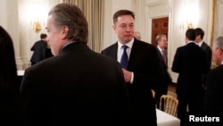 នាយកប្រតិបត្តិ​ក្រុមហ៊ុន Tesla និង SpaceX លោក Elon Musk មកដល់​ក្នុង​កិច្ចប្រជុំ​មួយ​រវាង​ប្រធានាធិបី​ត្រាំ​មេដឹកនាំ​សហគ្រាស​នៅ​សេតវិមាន​រដ្ឋធានី​វ៉ាស៊ីនតោន​កាលពីថ្ងៃទី០៣ កុម្ភៈ ២០១៧។