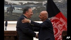 美国国务卿蓬佩奥（左）2018年7月初在阿富汗进行事先未宣布的访问期间与阿富汗总统加尼会见