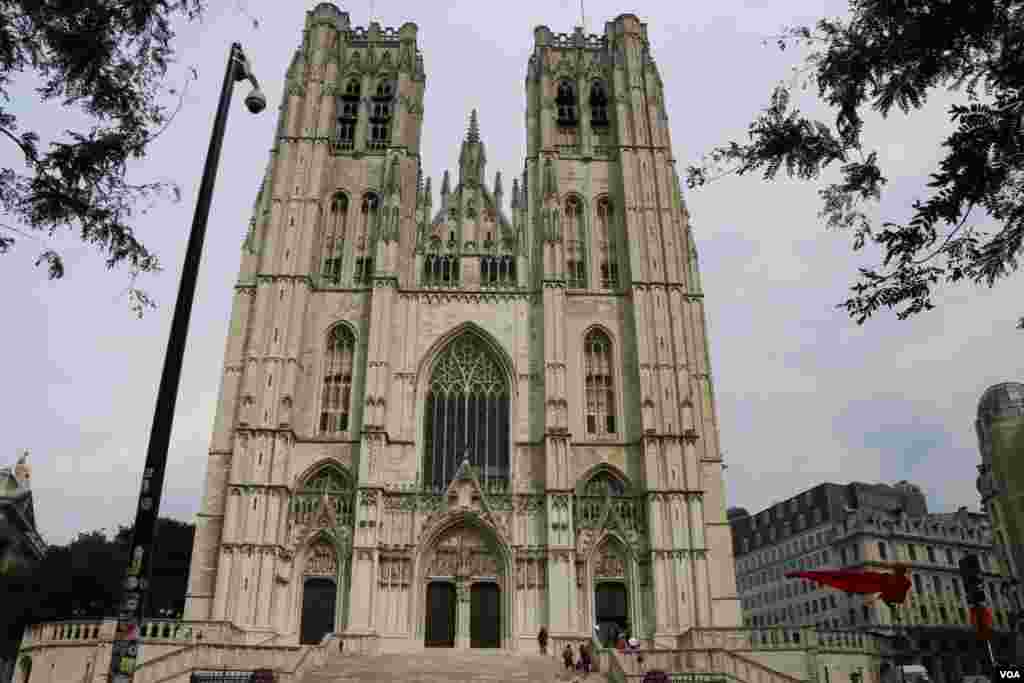 بروکسل در آستانه نشست کشورهای عضو سران ناتو - نمایی از کلیسای جامع شهر بروکسل که قدمتی هزار ساله دارد.