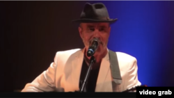 Le chanteur kabyle Djamel Allam en concert à Paris, le 13 octobre 2015. (Youtube)