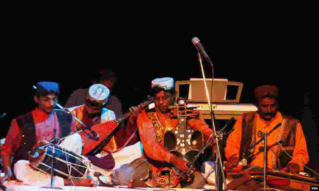 کراچی: پاکستانی موسیقاروں نے طبلہ، ستار اور ڈھول کی تھاپ پر موسیقی پیش کی