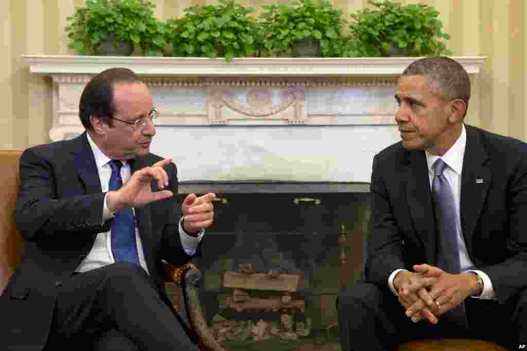 Presiden Perancis François Hollande bertemu dengan Presiden Barack Obama di Ruang Oval Gedung Putih, 11 Februari 2014.