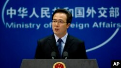 Phát ngôn viên Bộ Ngoại giao Trung Quốc Hồng Lỗi phát biểu trong một cuộc họp báo tại Bắc Kinh. 