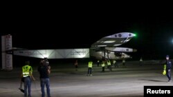 မႏၱေလးၿမိဳ႕၊ ႏုိင္ငံတကာေလဆိပ္က မထြက္ခြာခင္ ေနစြမ္းအင္သံုးေလယာဥ္ Solar Impulse 2 ကို ေတြ႔ျမင္ရစဥ္။ (မတ္ ၃၀၊ ၂၀၁၅) 