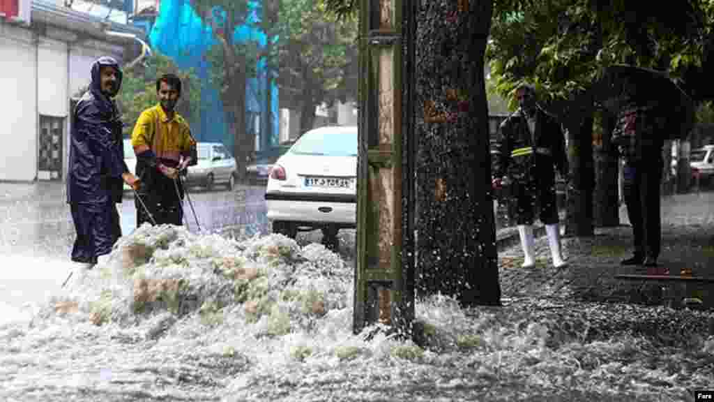 آبگرفتگی در معابر و خیابانهای گرگان. عکس: معین مطلق، فارس