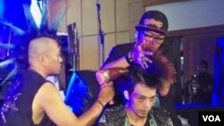 Acara peringatan Hari Sumpah Pemuda bersama komunitas underground di Bandung diisi dengan workshop cara membuat gaya rambut mohawk. (VOA/R. Teja Wulan)