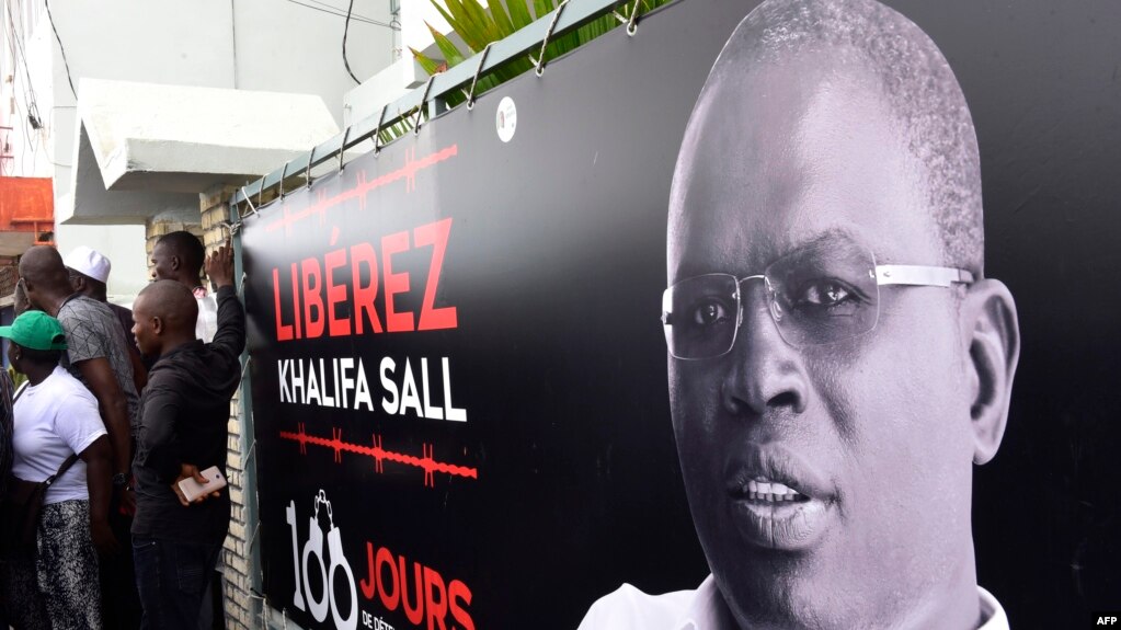 Une banderole avec une photo du maire emprisonné de Dakar, Khalifa Sall, devant son bureau à Dakar, Sénégal, le 31 juillet 2017.