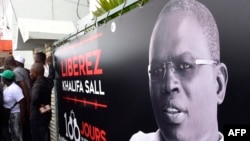Une banderole avec une photo du maire emprisonné de Dakar, Khalifa Sall, devant son bureau à Dakar, Sénégal, le 31 juillet 2017.