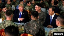 Президент США Дональд Трамп і президент Південної Кореї Мун Чже Ин під час обіду з військовими в Пхенгтеке, Південна Корея, 7 листопада 2017 року.