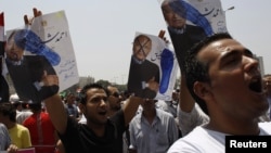 Warga berunjuk rasa memprotes calon presiden Ahmed Shafiq di Lapangan Tahrir, Kairo (1/6).