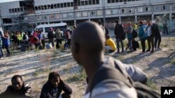 Des migrants attendent d'être évacués d'un camp de rue improvisé, à Paris, en France, le 7 juillet 2017.