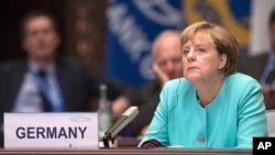 Thủ tướng Đức Angela Merkel lắng nghe phát biểu của Chủ tịch Trung Quốc Tập Cận Bình tại Hội nghị Thượng đỉnh G20 ở Hàng Châu, 4/9/2016.