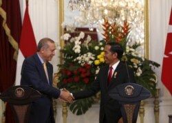 Presiden Indonesia Joko Widodo (kanan) dan Presiden Turki Recep Tayyip Erdogan berjabat tangan setelah berpidato di depan media di Istana Kepresidenan di Jakarta, 31 Juli 2015. (Foto: REUTERS/Darren Whiteside)