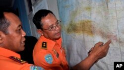 Kepala Basarnas Henry Bambang Soelistyo (kiri) mengamati peta operasi pencarian bersama Laksamana Muda Udara Sudipo Handoyo di Jayapuar. (Foto: Dok)