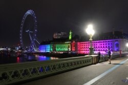 Kincir ria the London Eye tampak gelap saat pelaksanaan kampanye pelestarian lingkungan hidup, Earth Hour atau Jam Bumi, di London, Inggris, Sabtu, 27 Maret 2021. (Foto: Justin Tallis/AFP)