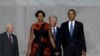 奥巴马夫妇和美国前总统克林顿、卡特进入会场。