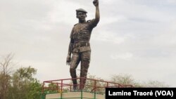 La statue de Thomas Sankara à Ouagadougou, Burkina Faso, le 17 mai 2020 (VOA/Lamine Traoré)