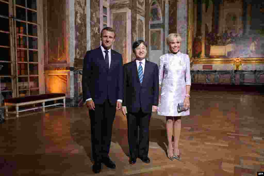 دیدار امانوئل ماکرون، رئیس جمهوری فرانسه و همسرش با ولیعهد ژاپن پیش از ضیافت شام در کاخ ورسای