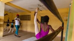 A Young Students s'étire pendant les répétitions à la Leap of Dance Academy à Ajangbadi, Lagos, le 3 juillet 2020.