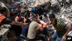 Izvlačenje ljudi iz ruševina u Gazi