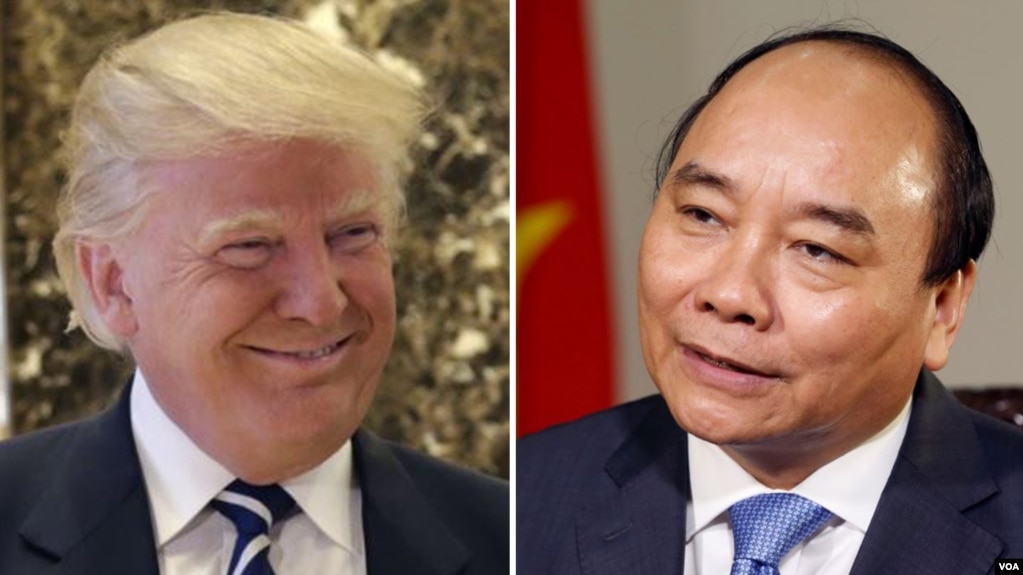 Tổng thống Hoa Kỳ Donald Trump (bên trái) chính thức mời Thủ tướng Việt Nam Nguyễn Xuân Phúc sang thăm Hoa Kỳ.
