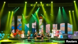 北韓牡丹峰樂團在平壤演出，背景是美國迪士尼電影《白雪公主》畫面（2012年7月7日）。