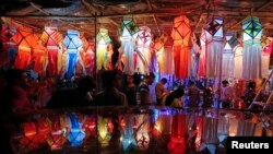 Customers shop for lanterns at a roadside Diwali market in Mumbai, Oct. 20, 2014. Hindus decorate their homes and places of worship with flowers and lights during Diwali, the Hindu festival of lights, which will be celebrated across the country on Thursda