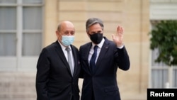 Menteri Luar Negeri Prancis Jean-Yves Le Drian menyambut Menteri Luar Negeri AS Antony Blinken saat tiba di Istana Elysee di Paris, Prancis 25 Juni 2021. (Foto: Andrew Harnik via REUTERS)