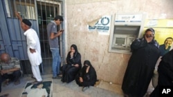 Libyans waits outside a branch of the North Africa Bank to get 250 Libyan dinars ($200) at the Souk al-Djoumaa district in Tripoli, Libya, August 2011. (file photo)