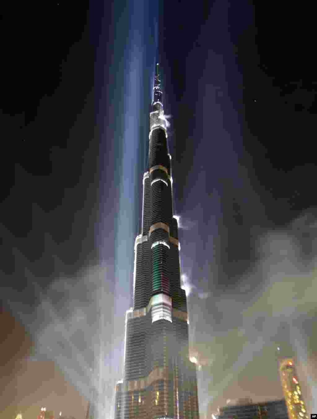 Burj Khalifa di Dubai, Uni Emirat Arab, adalah gedung tertinggi di dunia dengan ketinggian 828,14 meter.&nbsp;