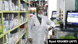 La pharmacienne algérienne Nassiba Belgherbi dans sa pharmacie à Alger, capitale de l'Algérie, le 23 avril 2020. (Photo by Ryad KRAMDI / AFP)