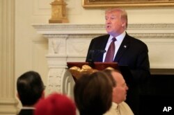 Presiden AS Donald Trump berbicara pada acara Iftar dengan para Duta Besar dan diplomat negara-negara mayoritas Muslim di Gedung Putih, Senin (13/5).