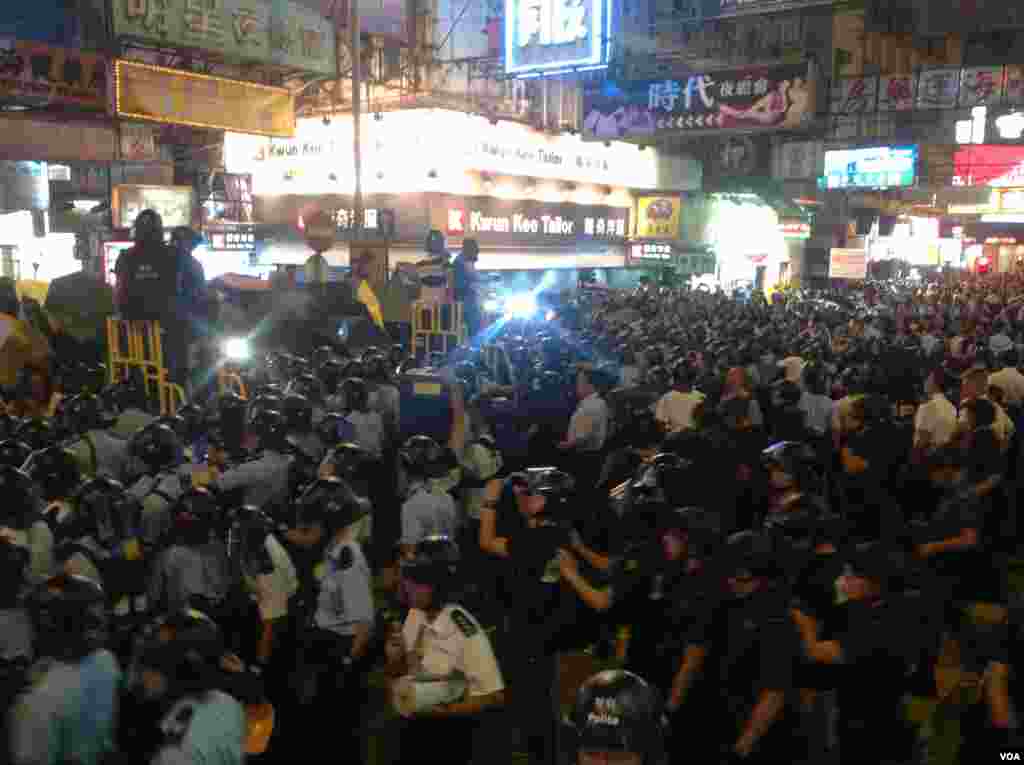香港占领人士在旺角占领区砵兰街与警方对峙 (美国之音海彦 拍摄)