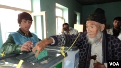 Afghan Election Old man voting