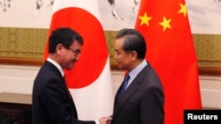 王毅（右）与河野太郎2018年1月28日在北京会晤（路透社）