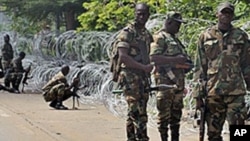 Des membres des Forces nouvelles en position de combat près de l'Hôtel du golfe, siège du gouvernement Ouattara. Abidjan, 31 octobre 2010 